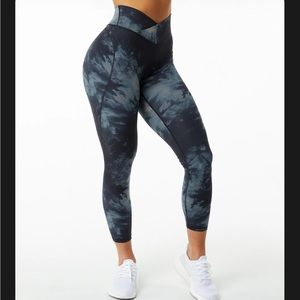 Alphalete Surface Power Leggings in Black Oil Stain